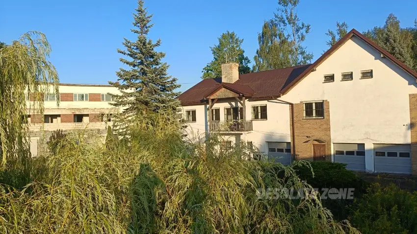 Opuszczona fabryka manekinów i rekwizytów reklamowych - photo 1/147