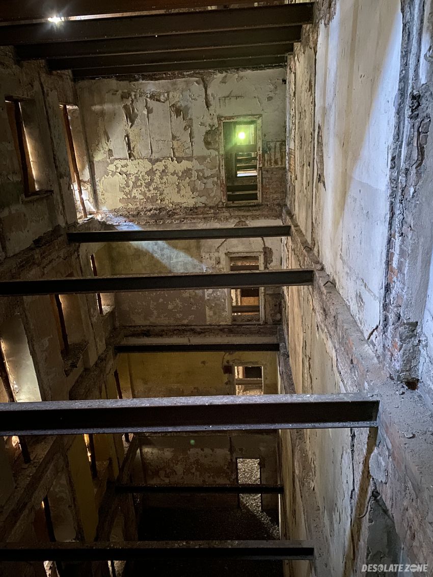 Opuszczona stara kamienica, warszawa