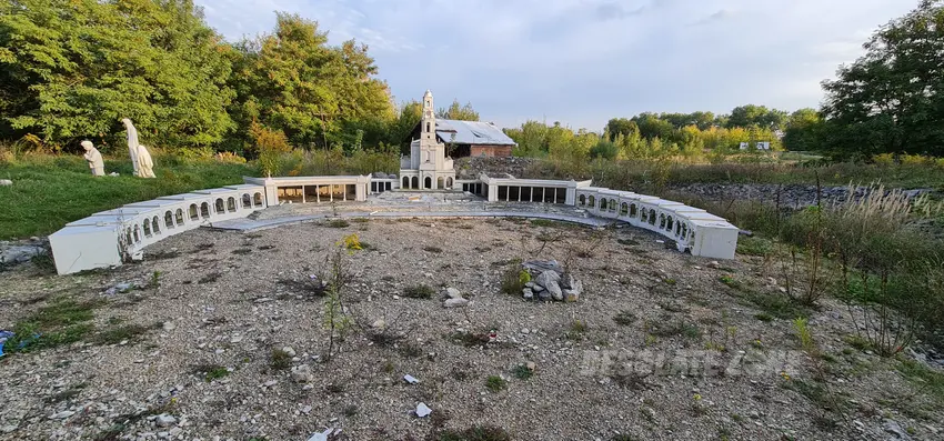 Opuszczony park miniatur sakralnych złota góra w częstochowie - photo 1/53