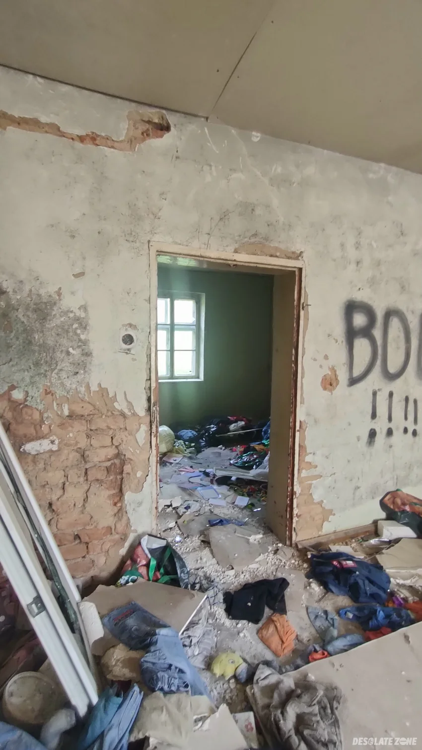 Opuszczony domek w gronitach - zdjęcie 1/4