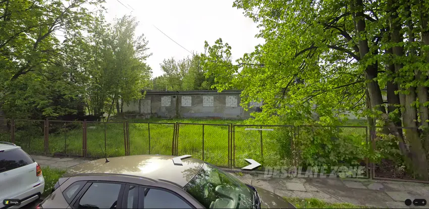 Opuszczony budynek ze kominem - zdjęcie 1/1