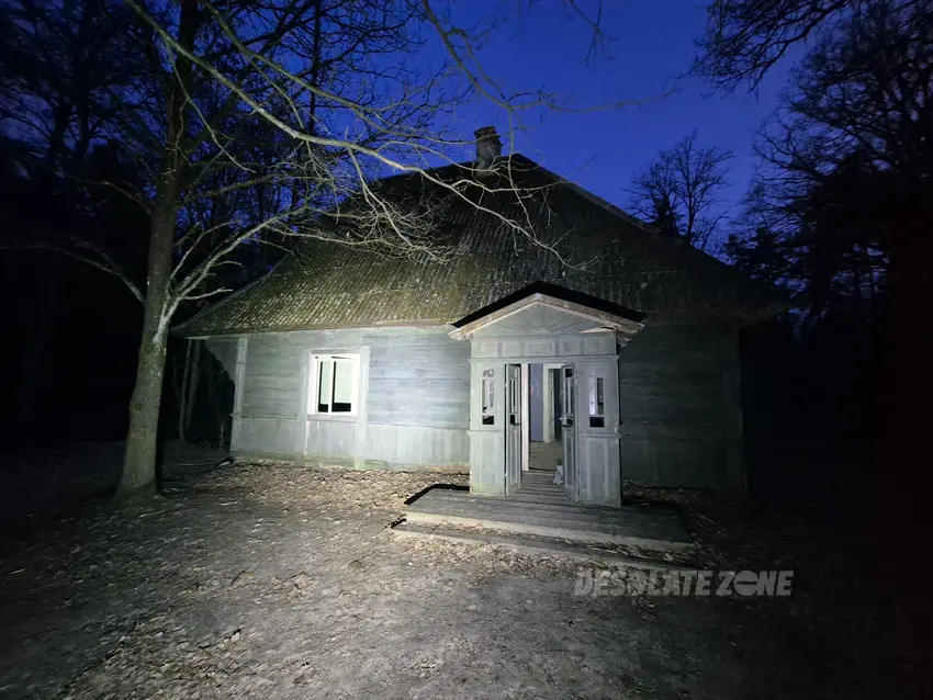 Opuszczona nawiedzona leśniczówka z horroru w środku lasu - zdjęcie 1/24