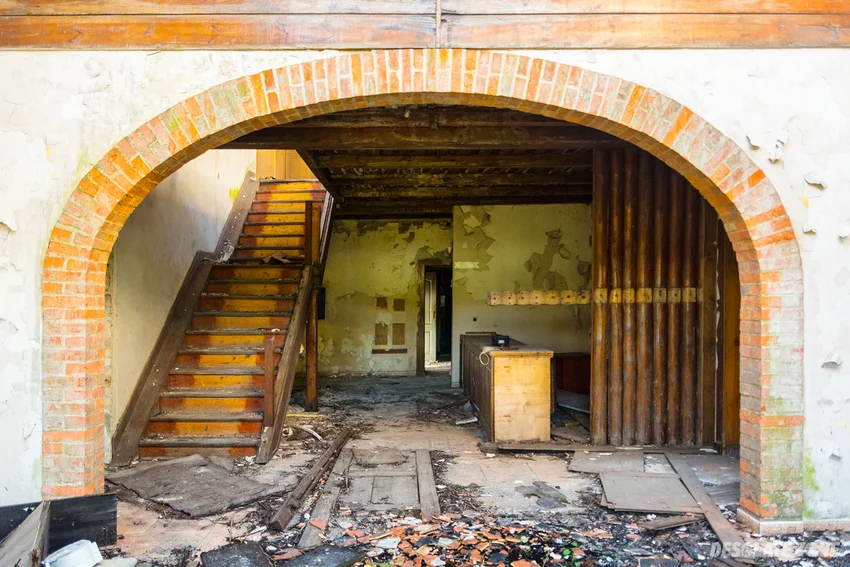 Zajazd p o d k a c z o r e m, piotrowo pierwsze