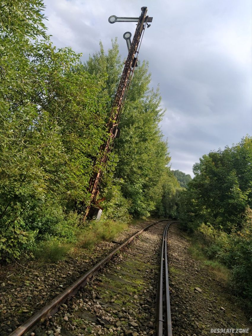 Częściowo opuszczona stacja kolejowa w dobrej koło limanowej