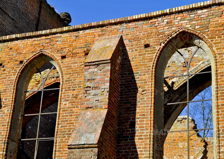 Ruiny średniowiecznego kościoła, fiszewo - photo 1/4