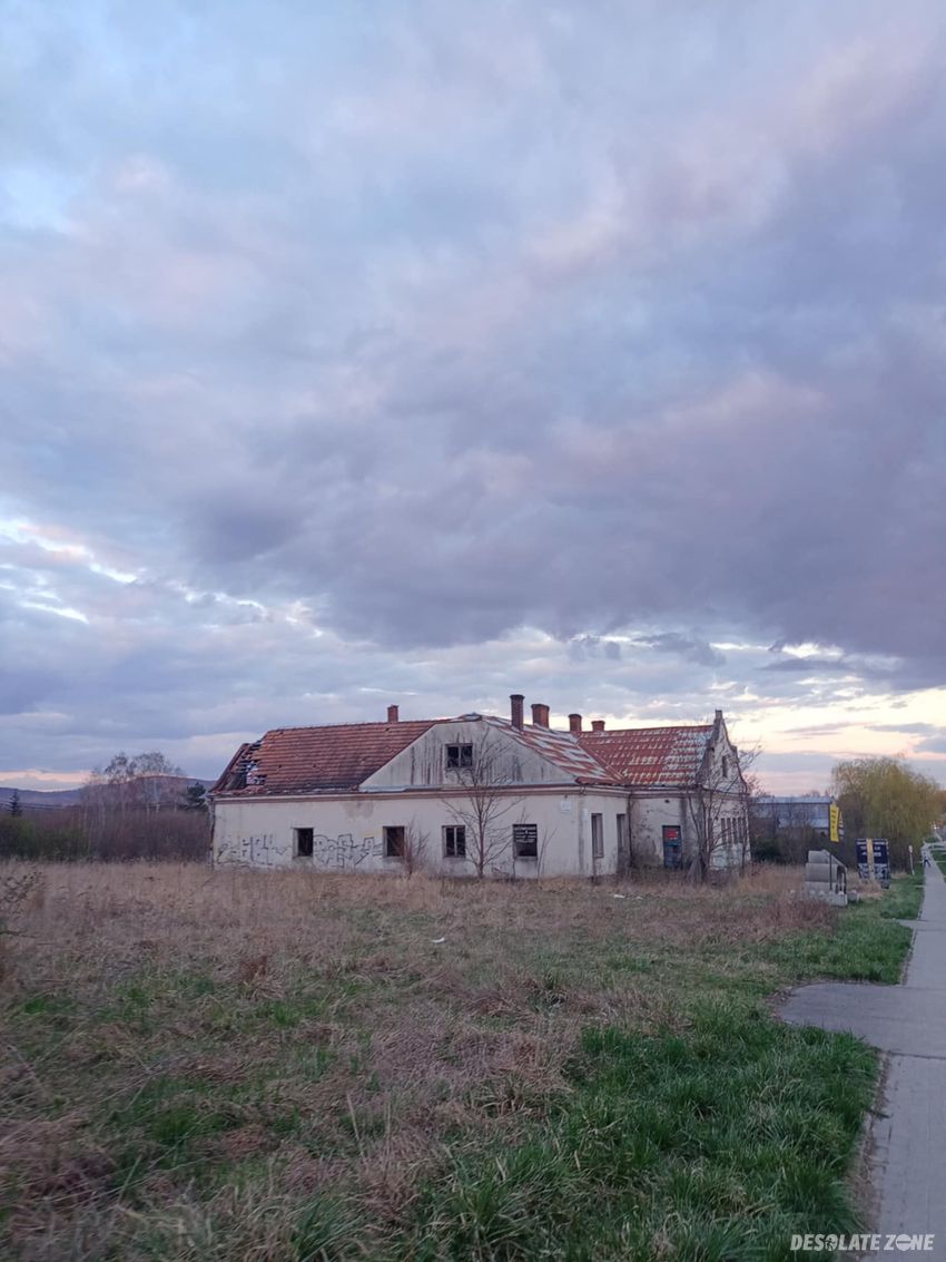 Opuszczona hurtownia olejów w potoku