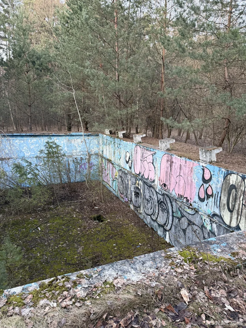 Opuszczony dom z basenem