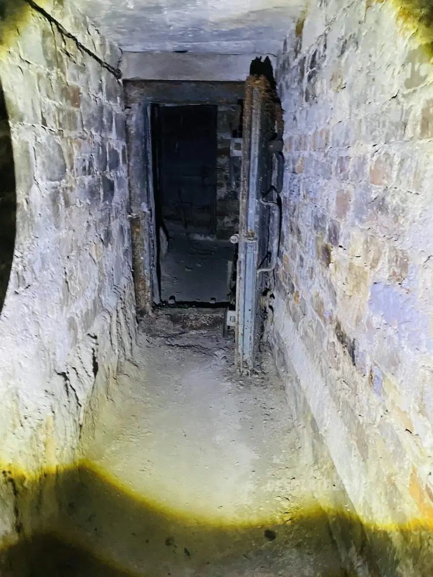 Zewnętrzne wejście do piwnicy pod blokiem - photo 1/11