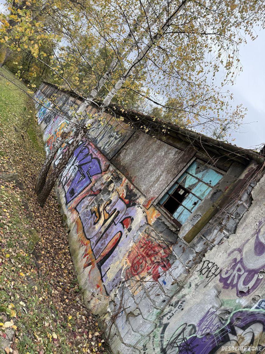 Budynek i tory bocznicy kolejowej