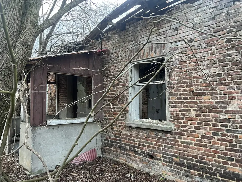Opuszczony zrujnowany dom - zdjęcie 1/3