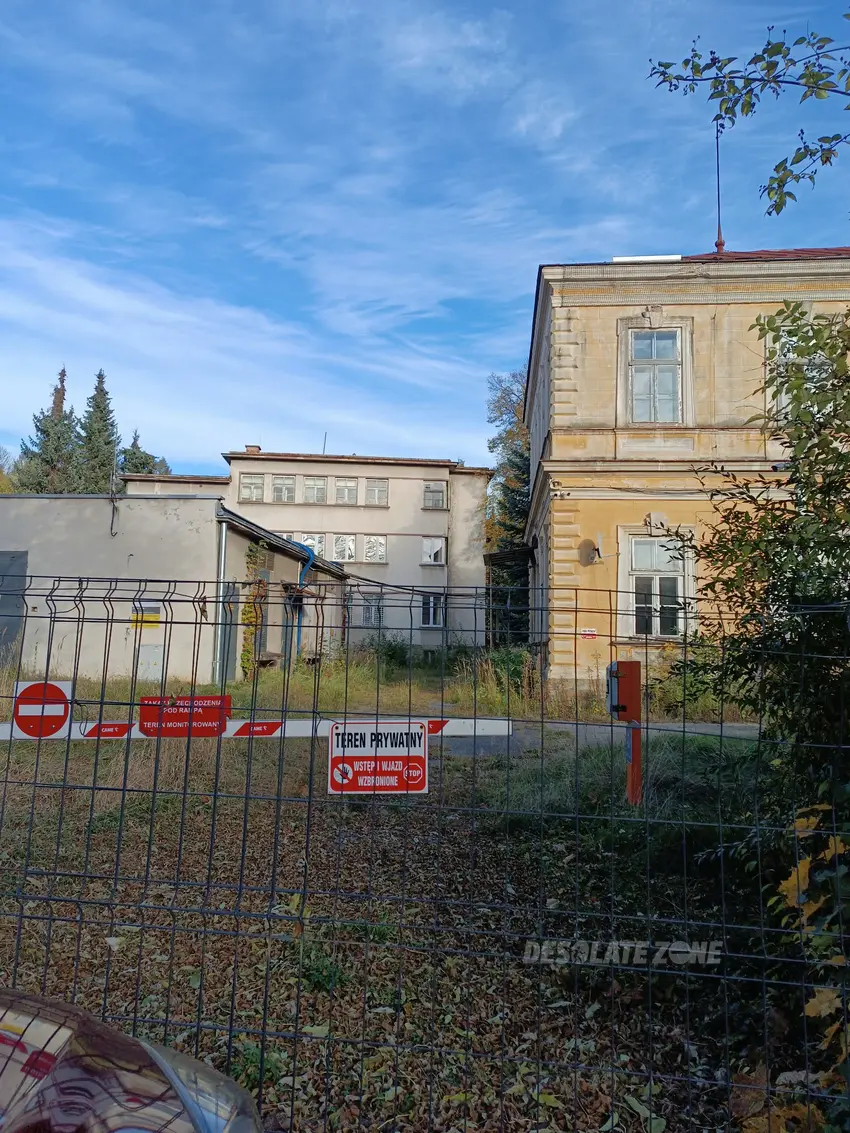 Opuszczony szpital powiatowy - zdjęcie 1/3