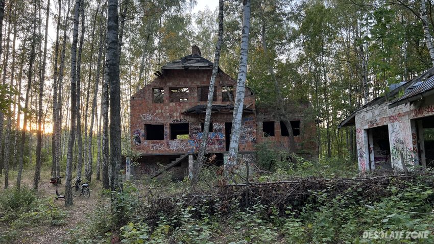 Niedokończona willa z garażem