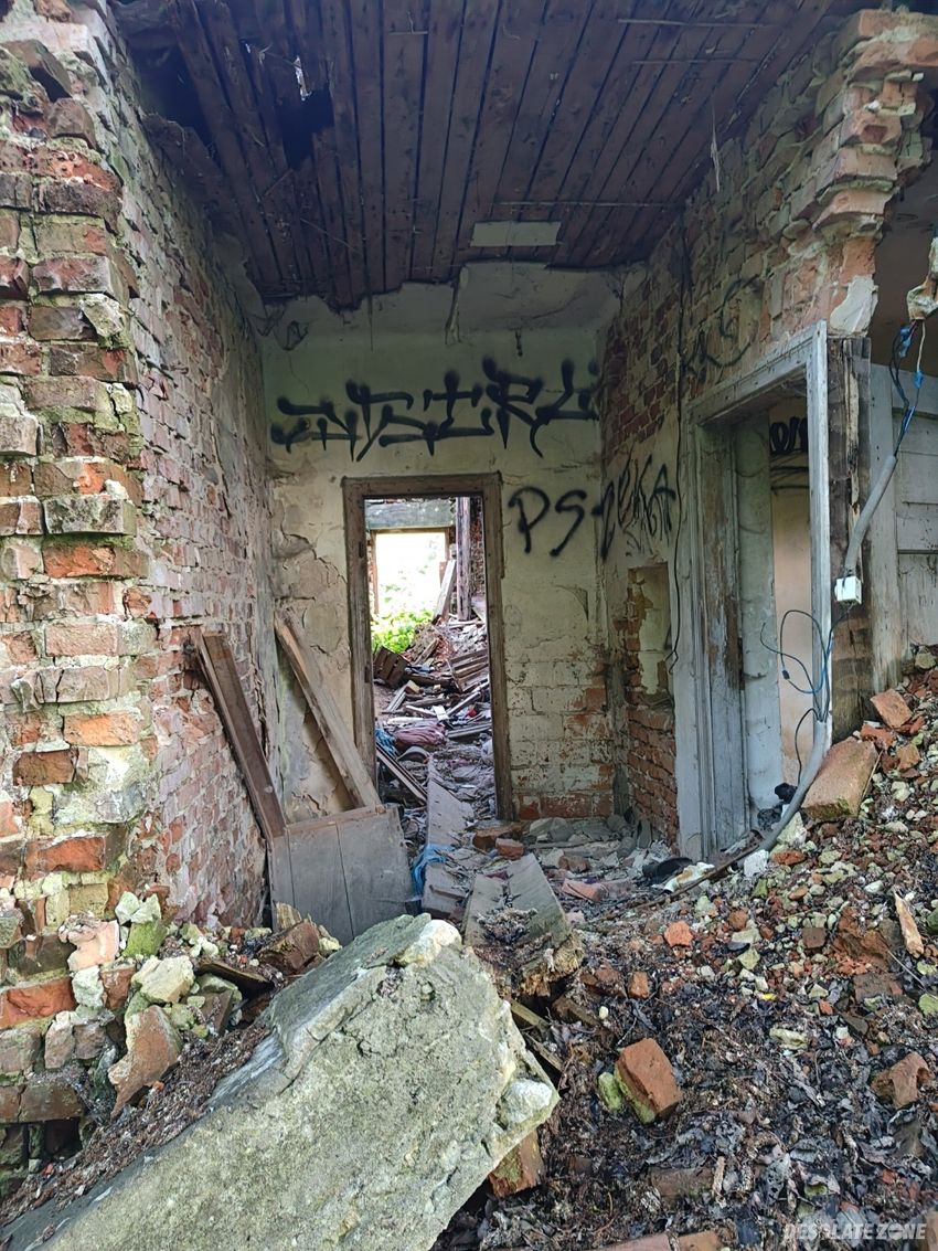 Opuszczony dom na granicy miasta