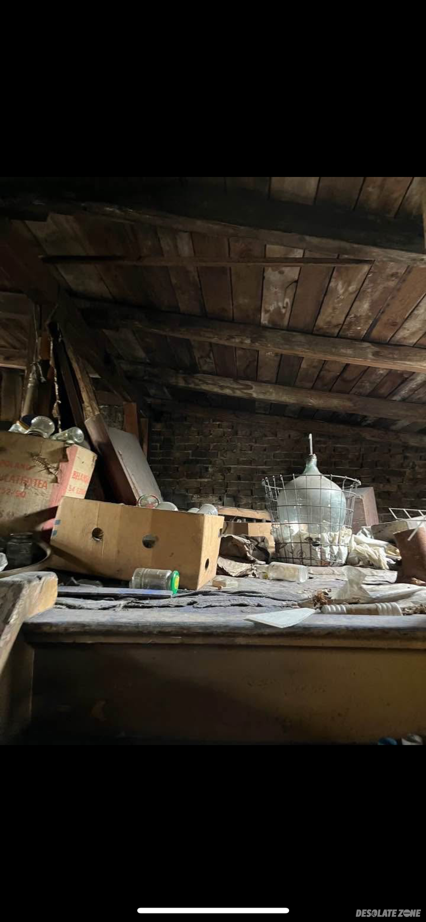 Opuszczony dom z wyposażeniem.