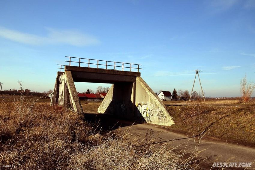 Pozostałości wiaduktu kolejowego na majdanie