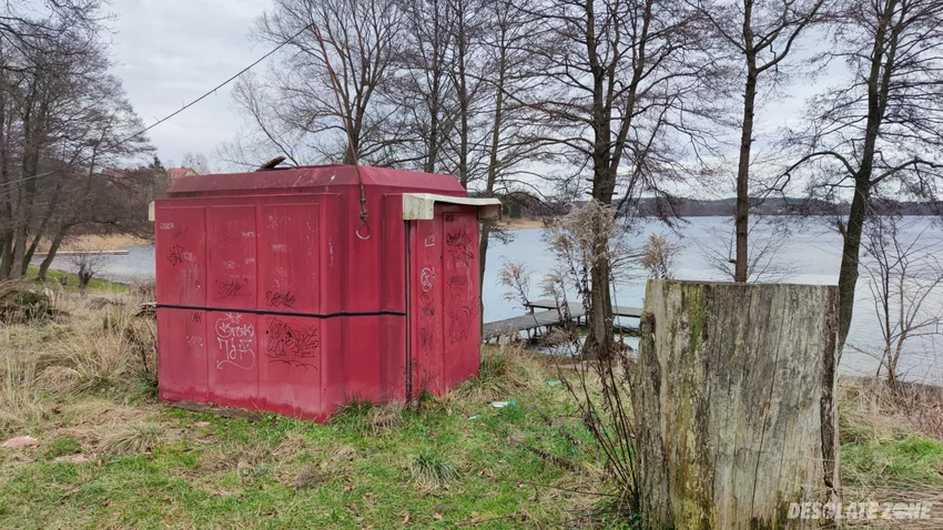 Opuszczony kiosk z drobiem w nietypowym miejscu