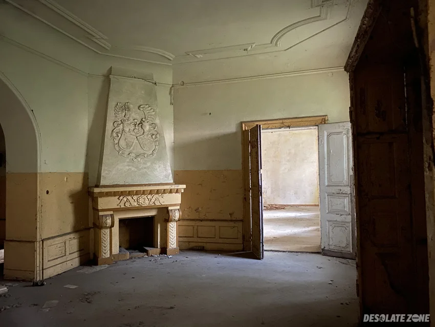 Opuszczony pałac - zdjęcie 1/4
