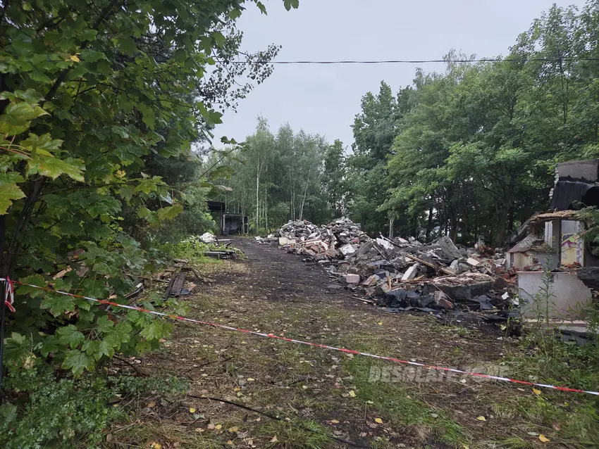 Budynek z wiatą garażową i komórką - photo 1/18