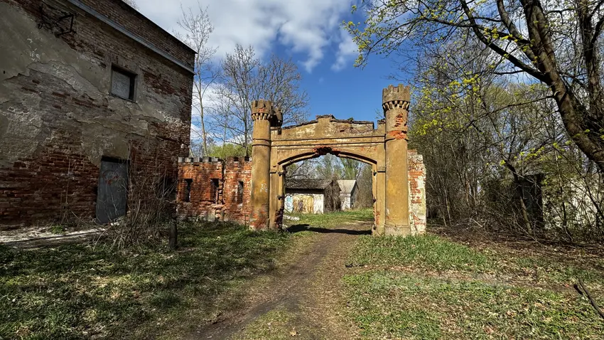 Brama pałacowa z piekarnią i stajnią - zdjęcie 1/4