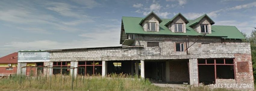 Opuszczony budynek mieszkalny z zakładem i niedokończonym sklepem