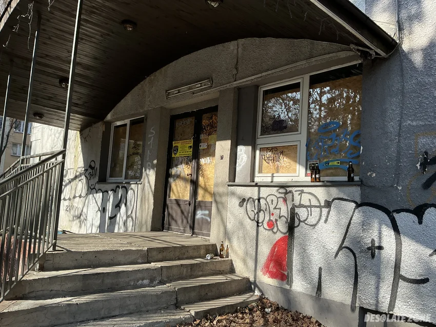 Dwie opuszczone kamienice na osiedlu