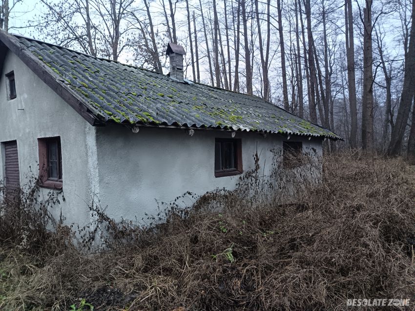 Opuszczony mały budynek
