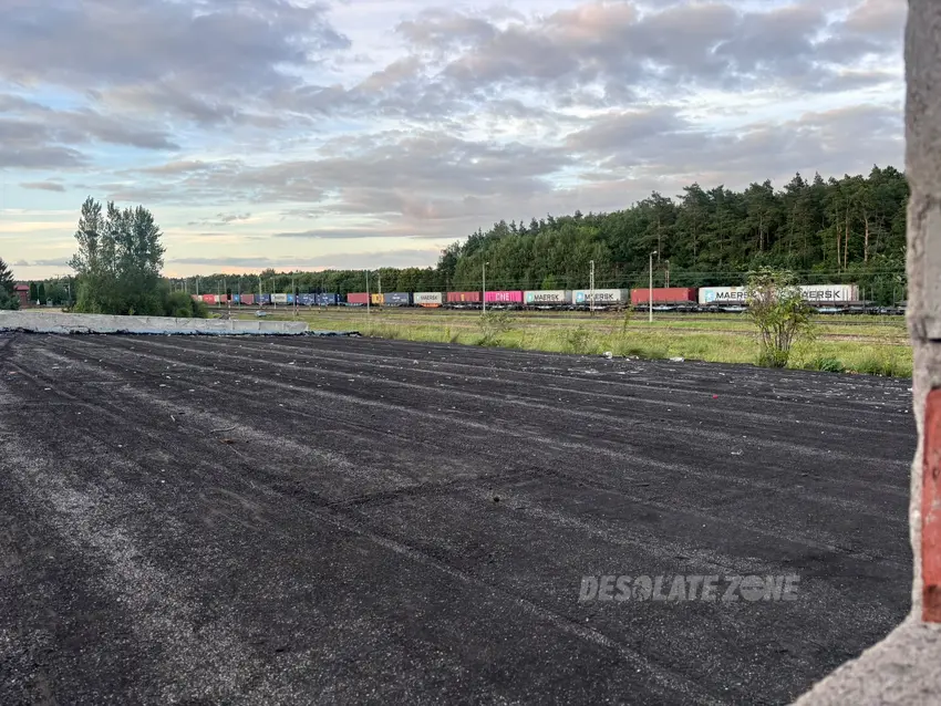 Zajezdnia kolejowa z kominem - zdjęcie 1/7