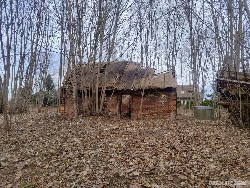 Gospodarstwo i zniszczony domek - zdjęcie 1/4