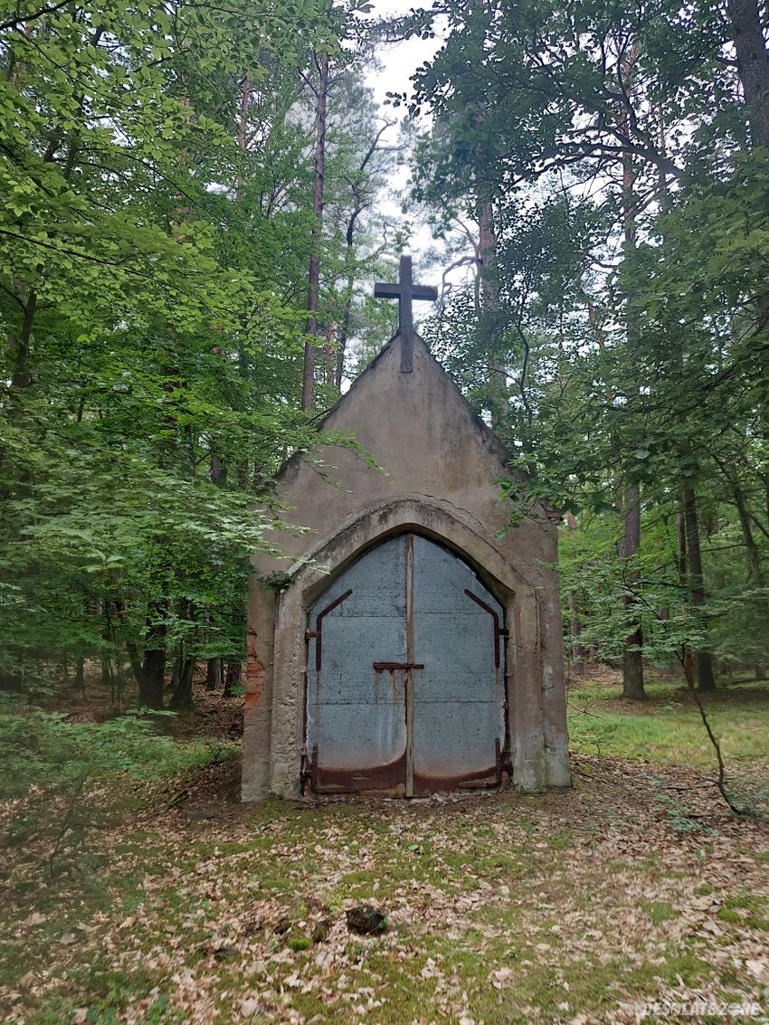 Opuszczona kaplica cmentarna