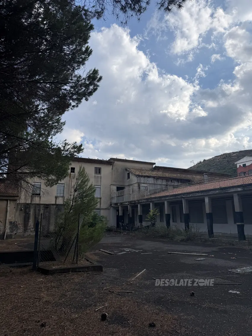 Opuszczony szpital - zdjęcie 1/15