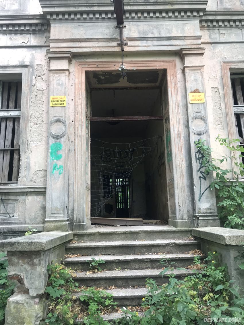 Opuszczony pałac w zawiszy, zawisze