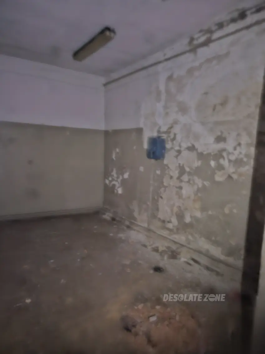 Opuszczony budynek przy torach - photo 1/4