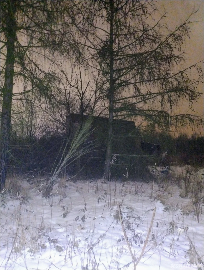 Opuszczony mały budynek w łodzi - zdjęcie 1/2