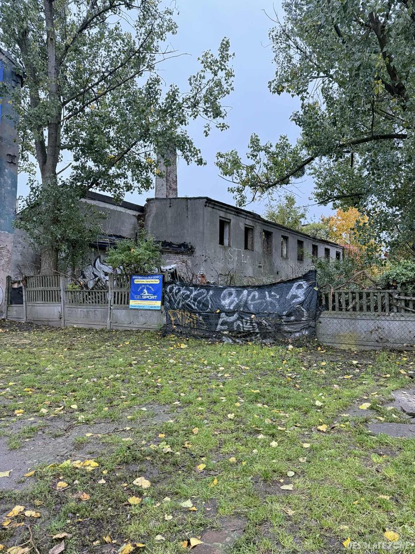 Opuszczony budynek z kominem