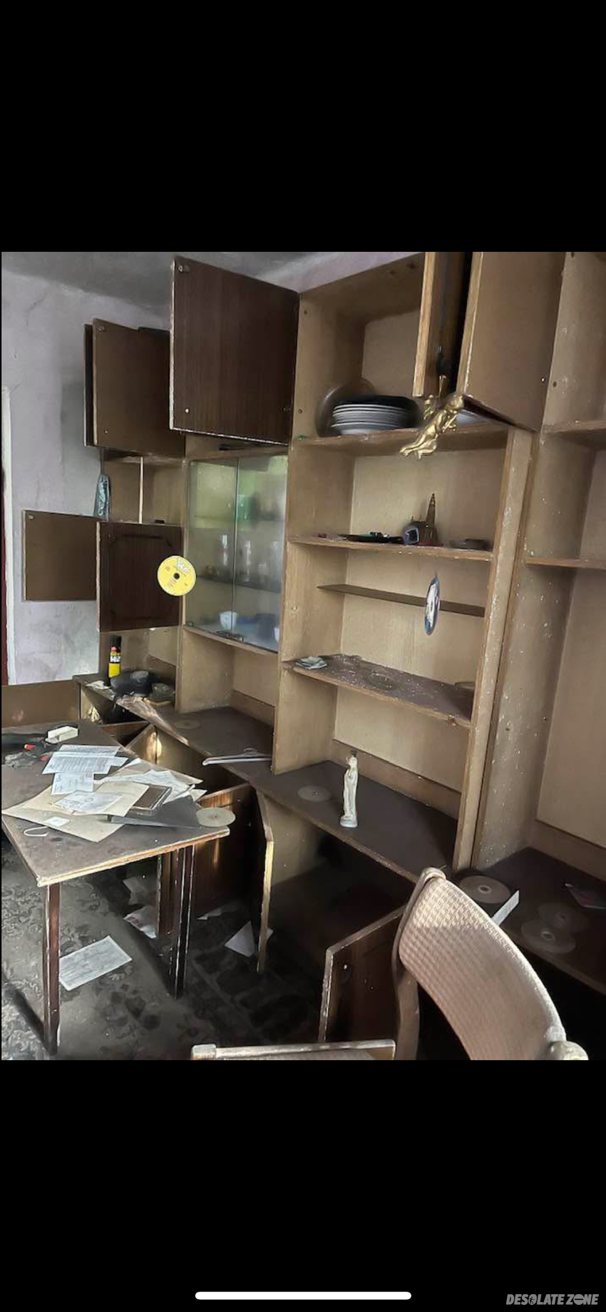 Opuszczony dom z przyczepą campingową