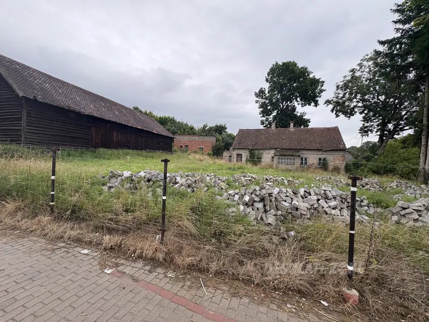 Opuszczony dom ze stodołą - zdjęcie 1/2
