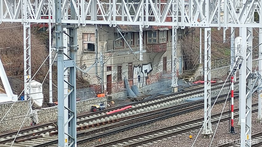 Opuszczony budynek przy torach