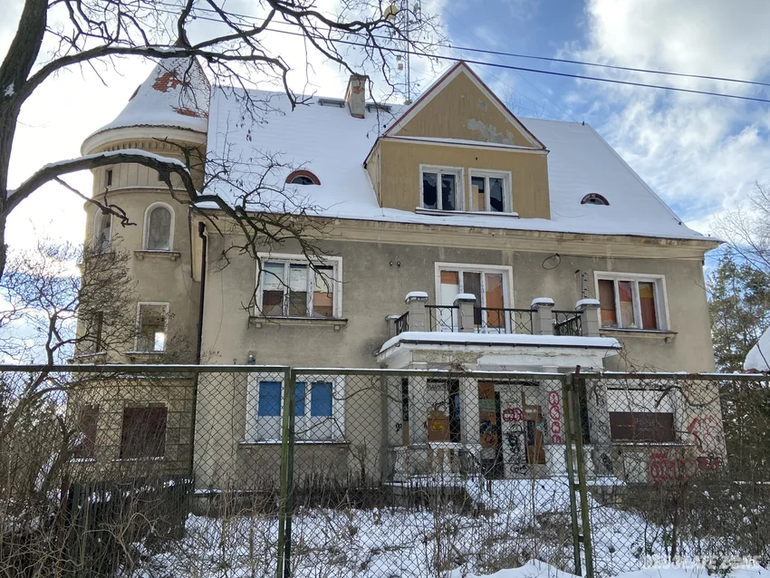 Opuszczony ośrodek rehabilitacyjny - zdjęcie 1/4