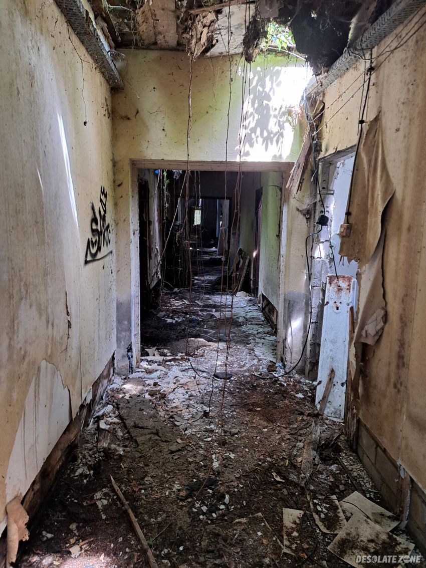 Opuszczony budynek\sklep budowlany??? ( fort mokotów))