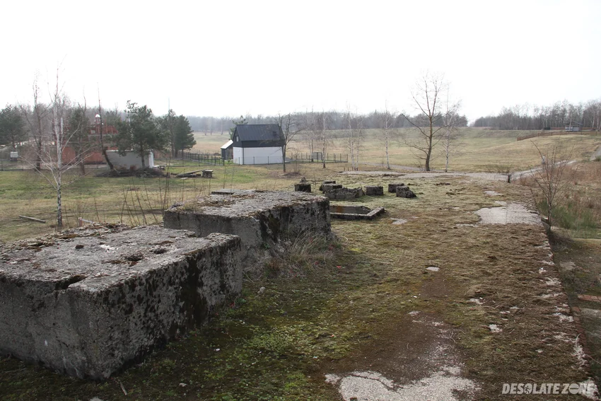 Budynek obok jeziora - zdjęcie 1/4