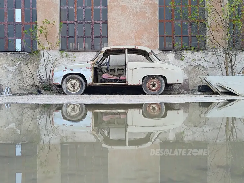 Opuszczona Syrena - zdjęcie 1/2