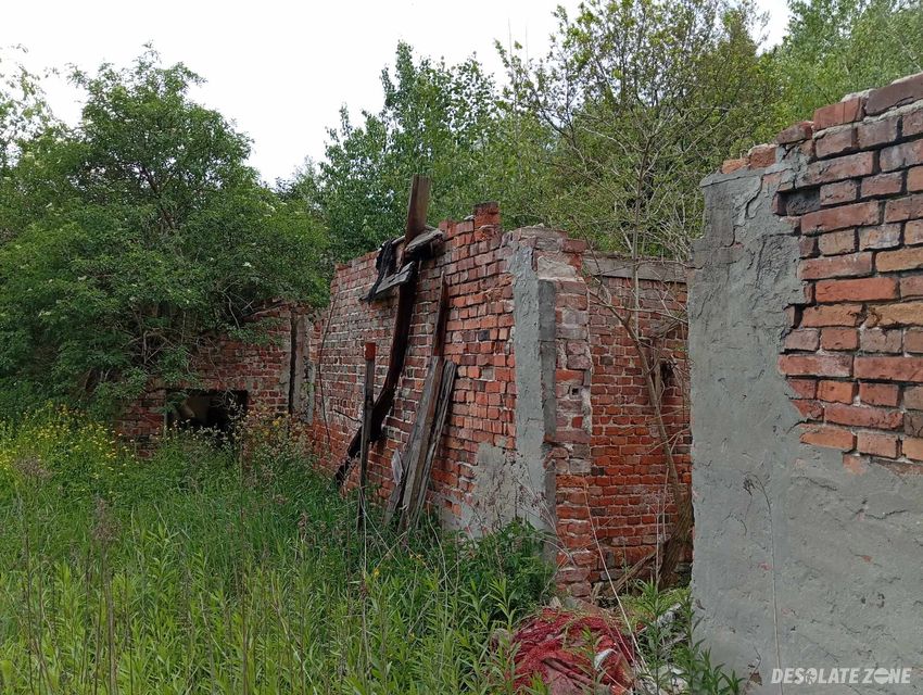Opuszczony dom i posesja