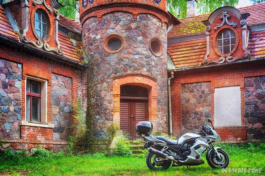 Stara gorzelnia w zakrzewie.