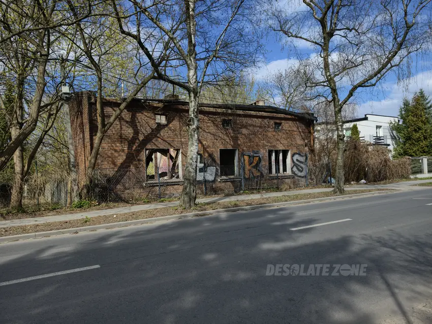 Mały opuszczony dom - zdjęcie 1/4