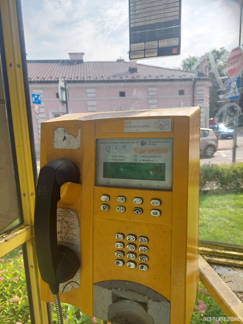 Opuszczona budka telefoniczna t p