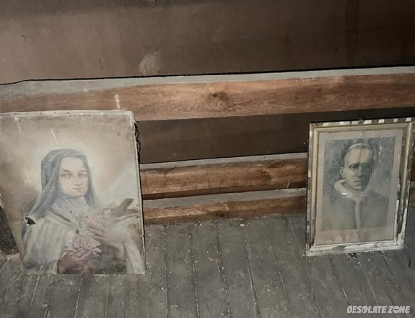 Zabytkowa opuszczona plebania z 1890 roku.