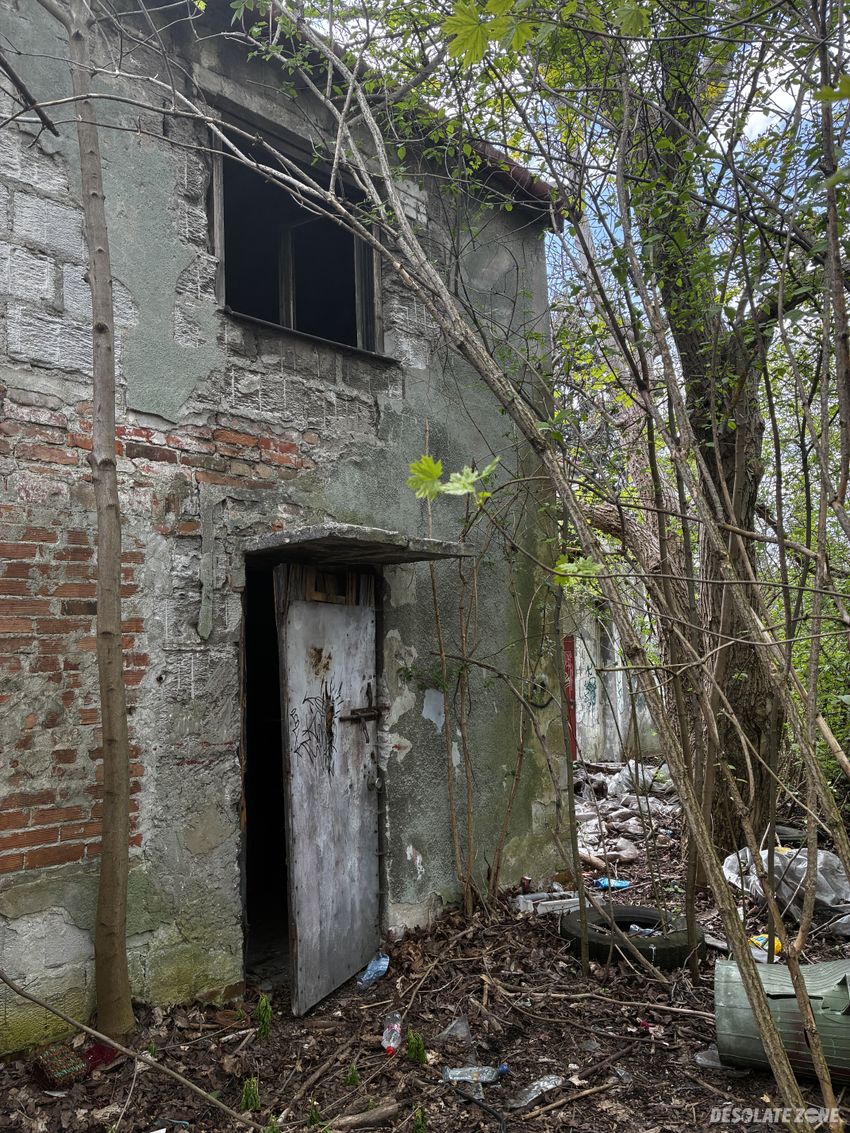 Opuszczony dom ze szklarniami