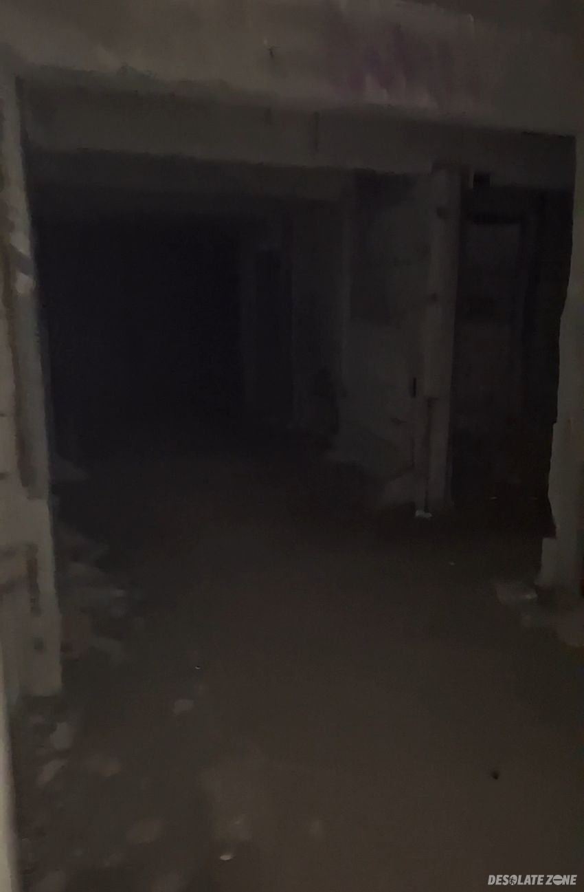 Opuszczony schron w lesie obok przystanku