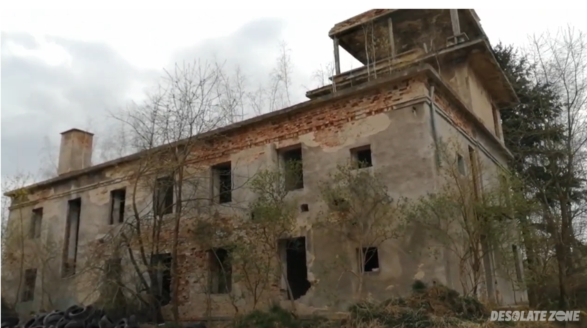 Opuszczony budynek kontroli lotów