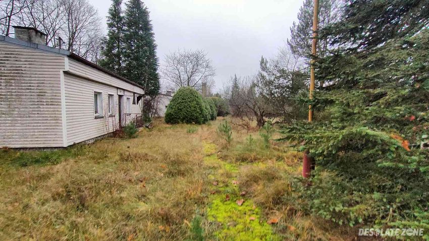 Fabryka oraz parę domków letniskowych